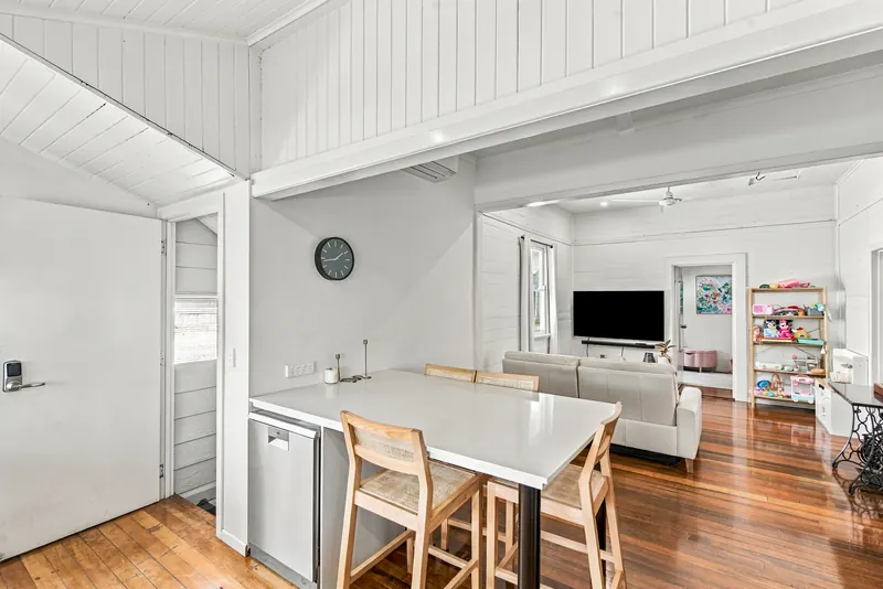 Breakfast bar with stools, opening onto the lounge
